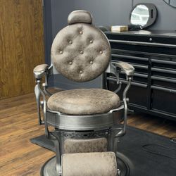 Vintage Hydraulic Barber Chair – Tufted Leather, Heavy Duty (Excellent Condition) 