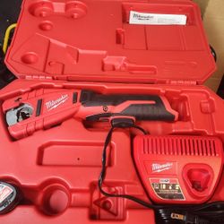 M12 12V Lithium-Ion Cordless Copper Tubing Cutter Kit 