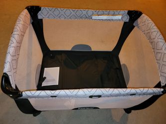 Graco Pack ’n Play Portable Playard / Playpen