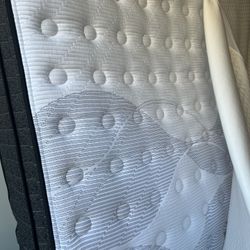 Diamond LUXURY King Mattress - CoolTouch Pillow Top - Like New! 