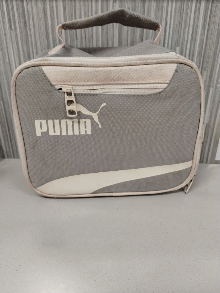 Puma: lunch box tote bag
Great shape. Normal wear. Puma. Grey color. Has some writing.