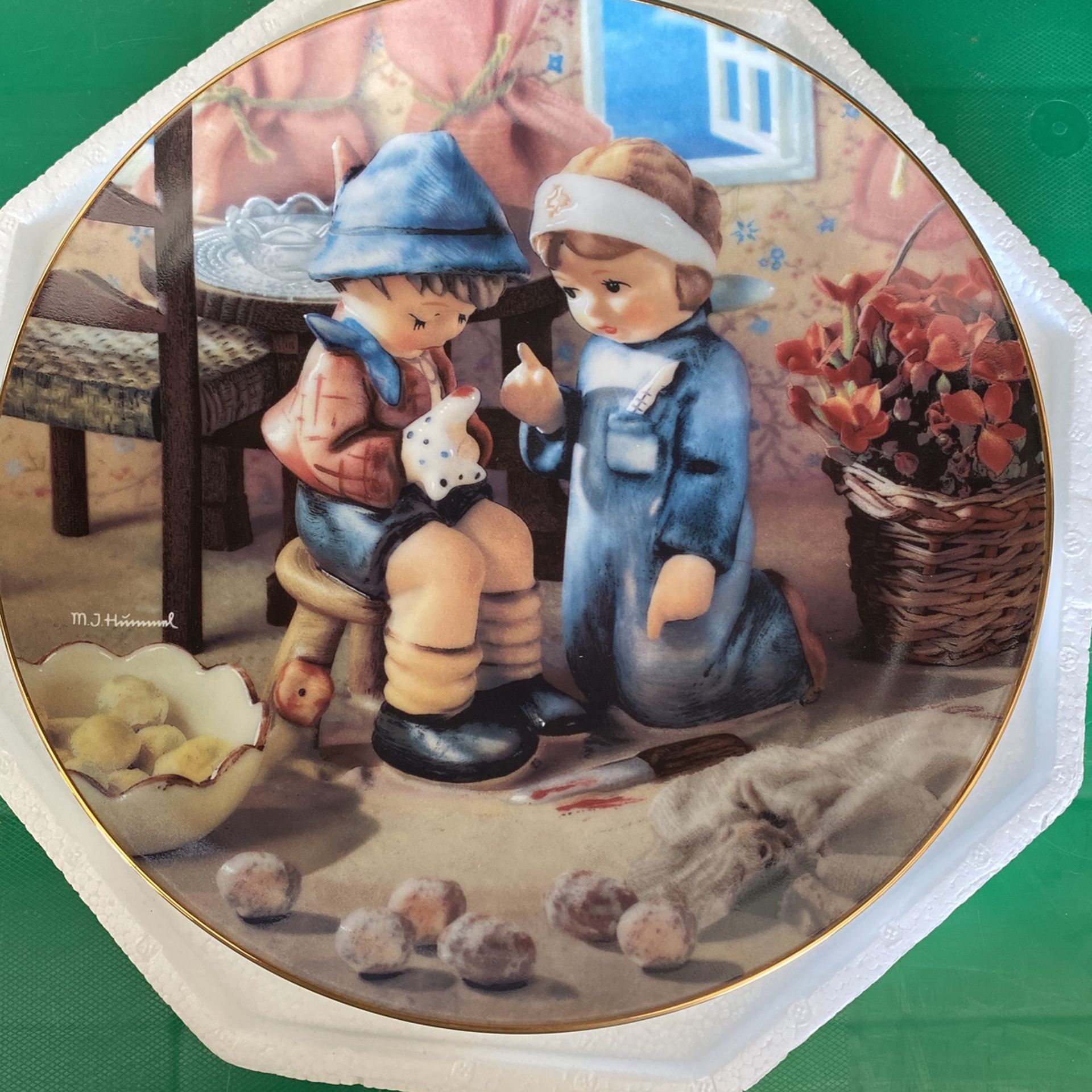 COLLECTIBLES HUMMEL PLATE 