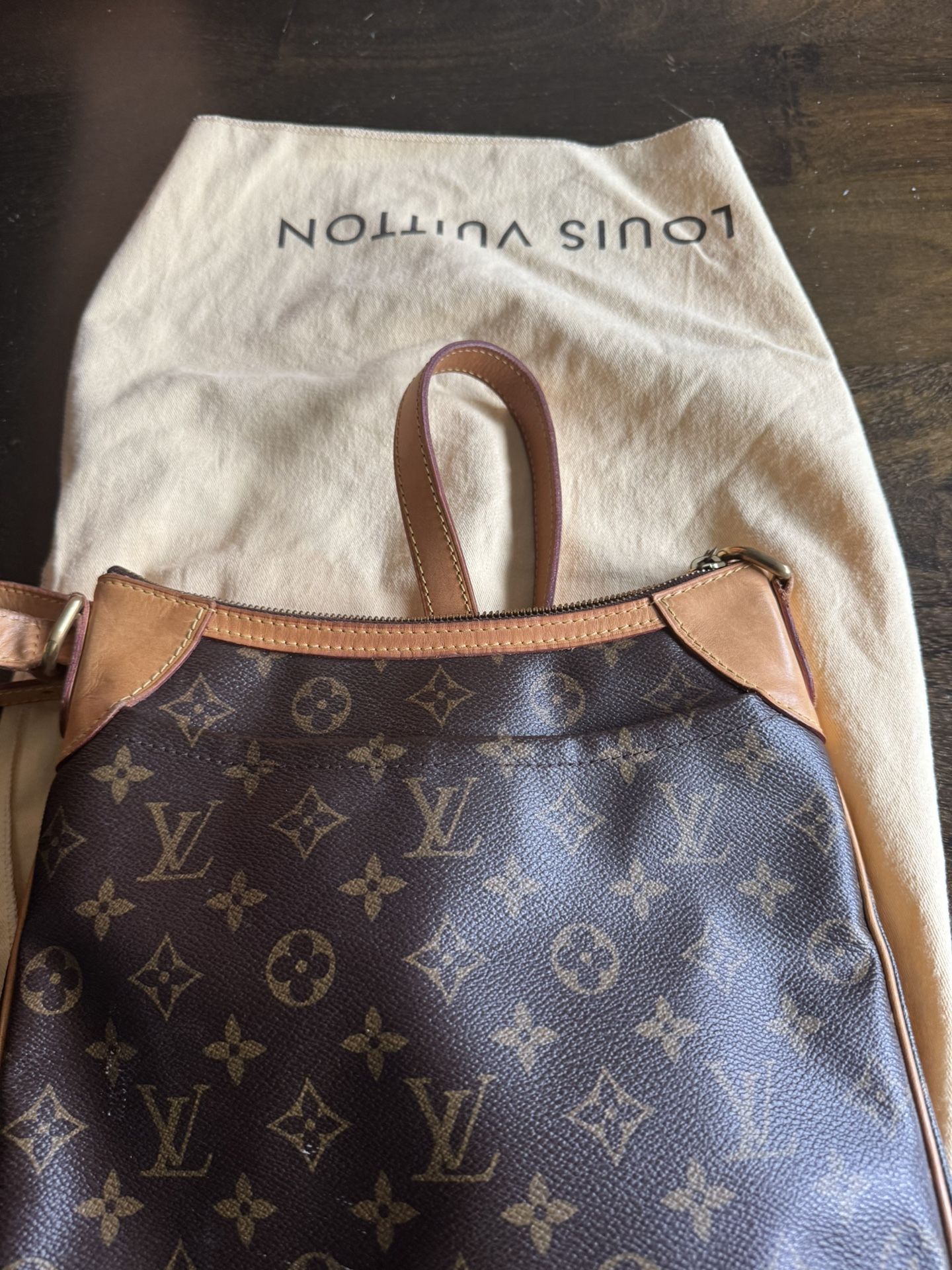 Loui Vitton Authentic Cross Body