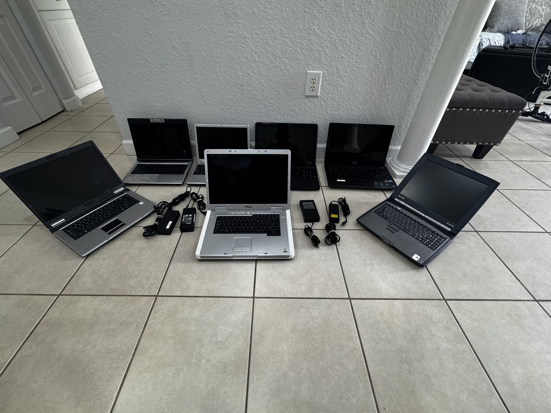 7 laptops . Toshiba . Asus . For parts .   