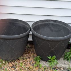 2 lg black flower pots 