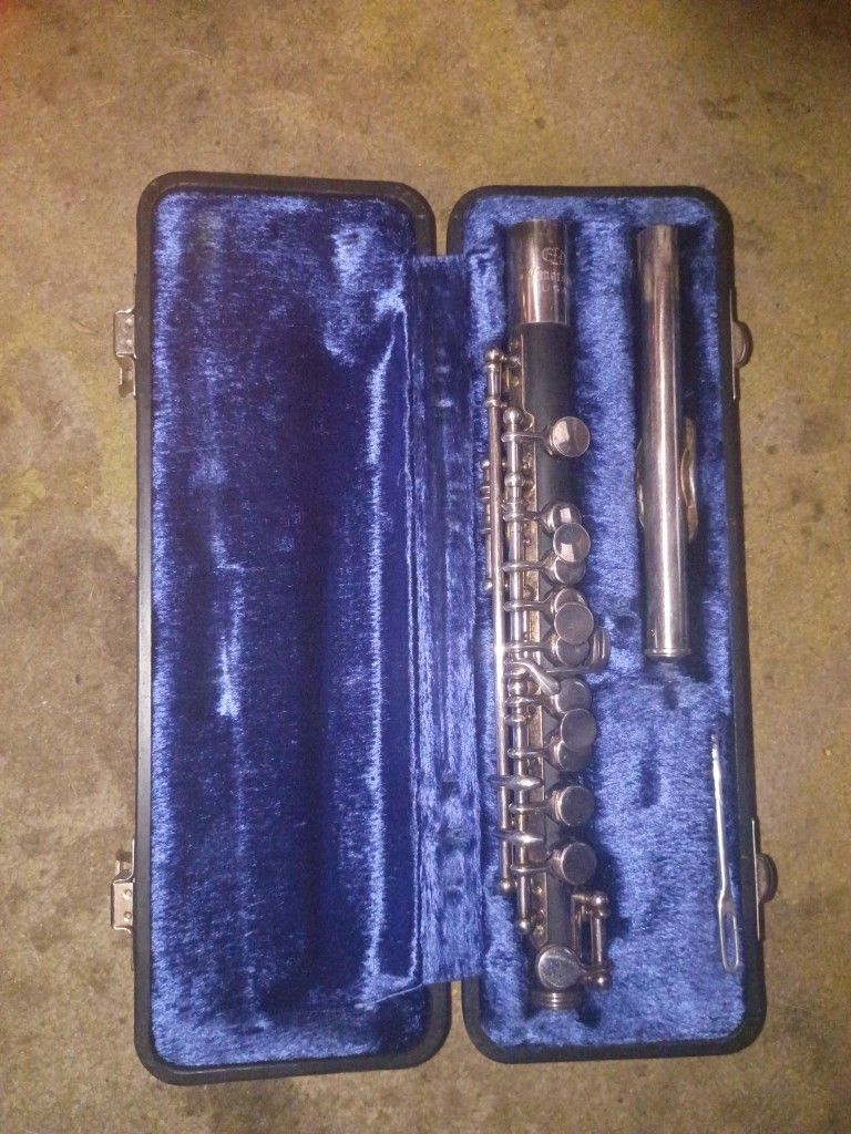 For sale is a professional-quality, US-made Emerson 3MH piccolo. This is the perfect "step-up" instrument for an advancing student or a reliable backu