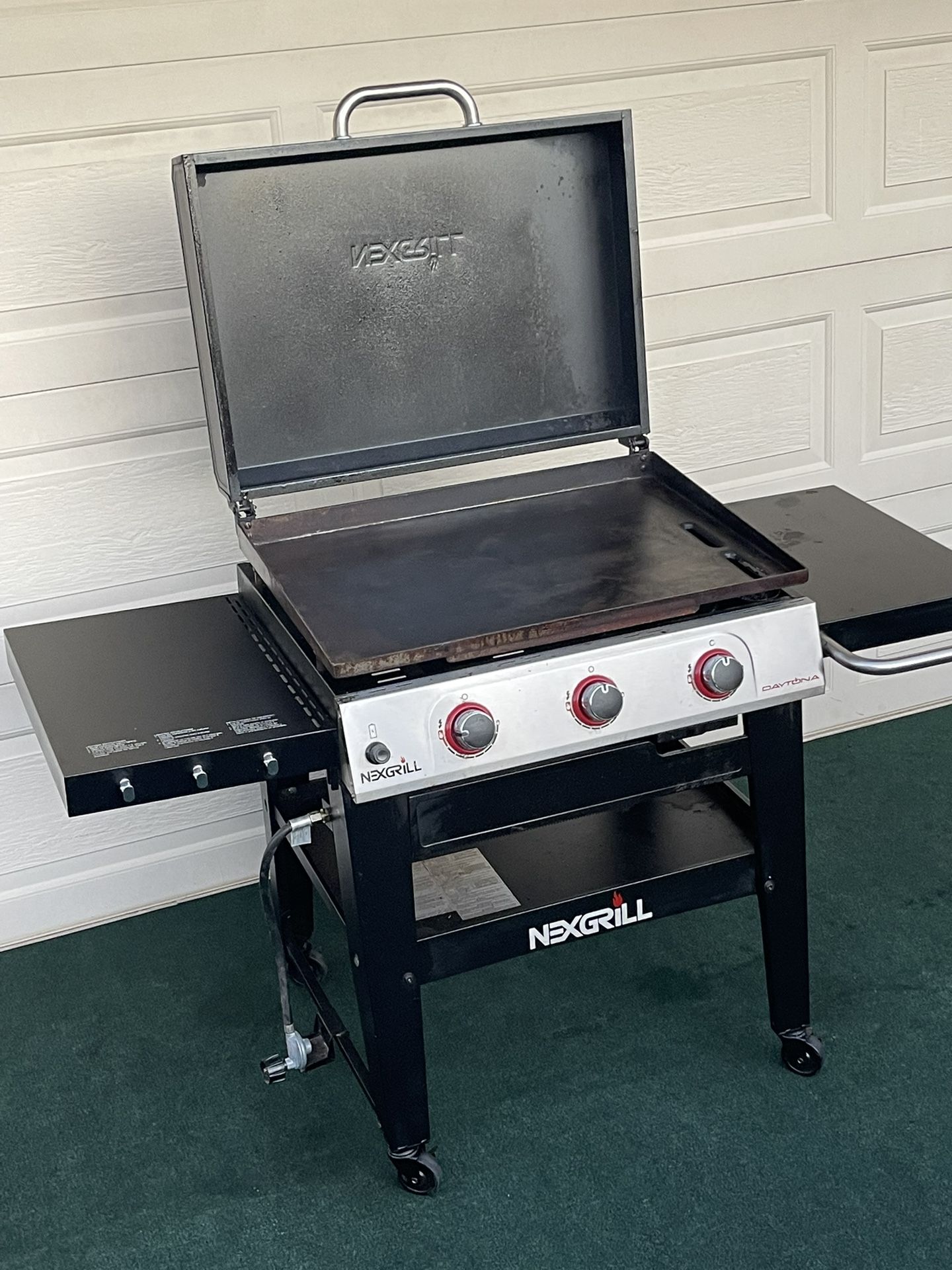 30” GRIDDLE COOKING STATION WITH HARD COVER (PLANCHA CON CUBIERTA DE METAL DE TAMAÑO MEDIANO DE 30”)