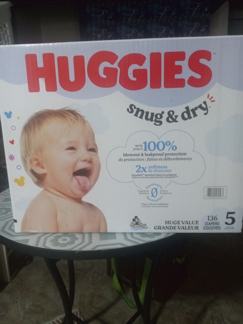 HUGGIES SNUG AND DRY SIZE 5. 136 DIAPERS