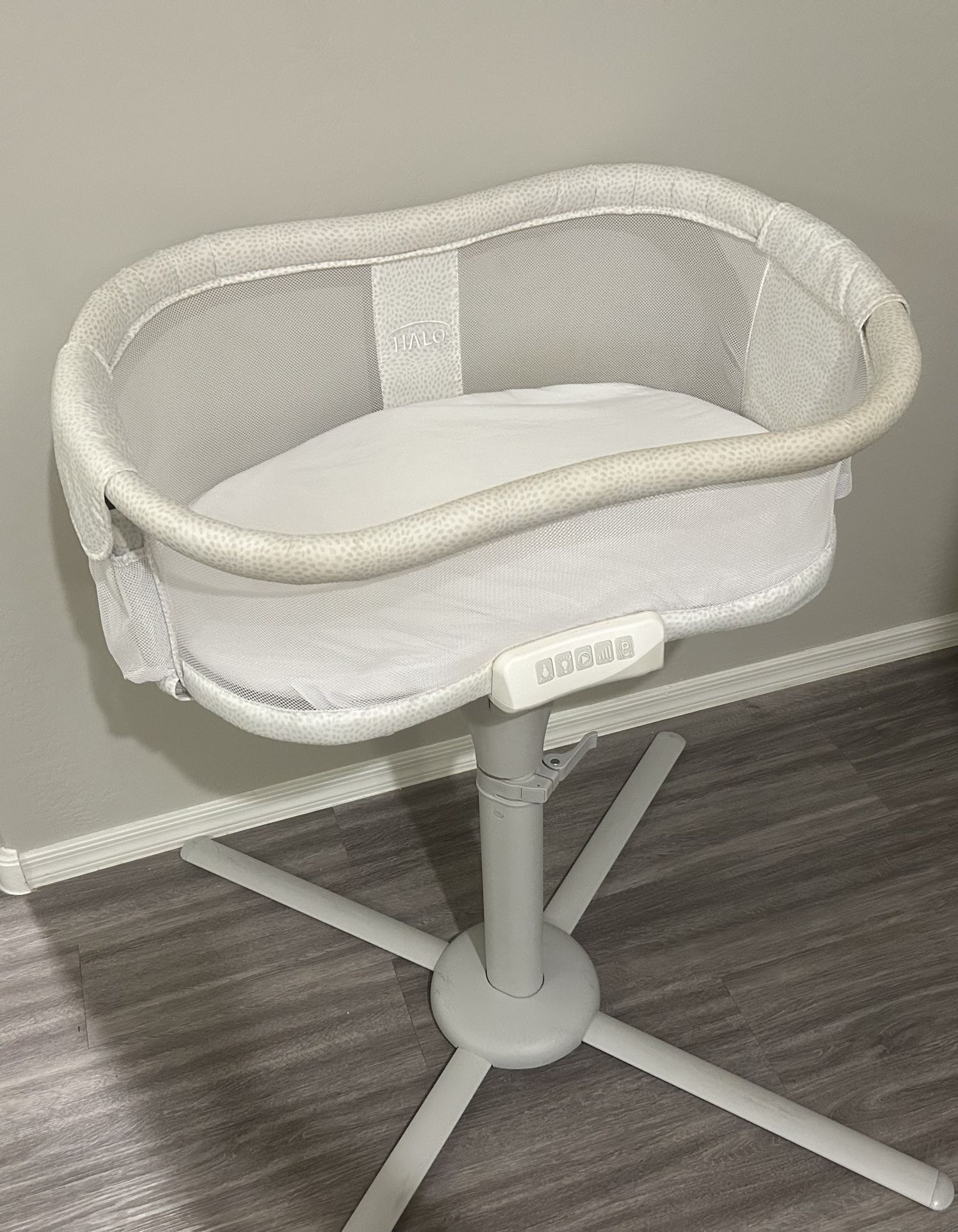 Halo Bassinet Lightly Used