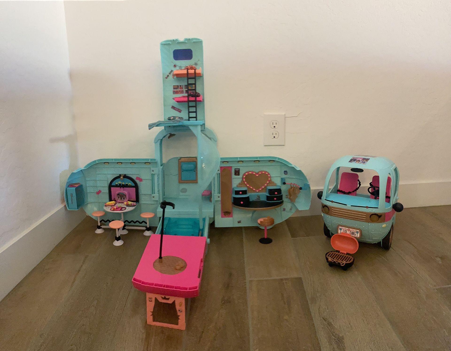 LOL Surprise 2-in-1 Glamper Fashion Camper