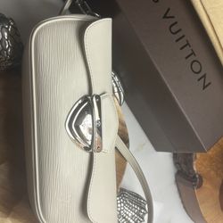 Louis Vuitton Pochette Montaigne Blanc
