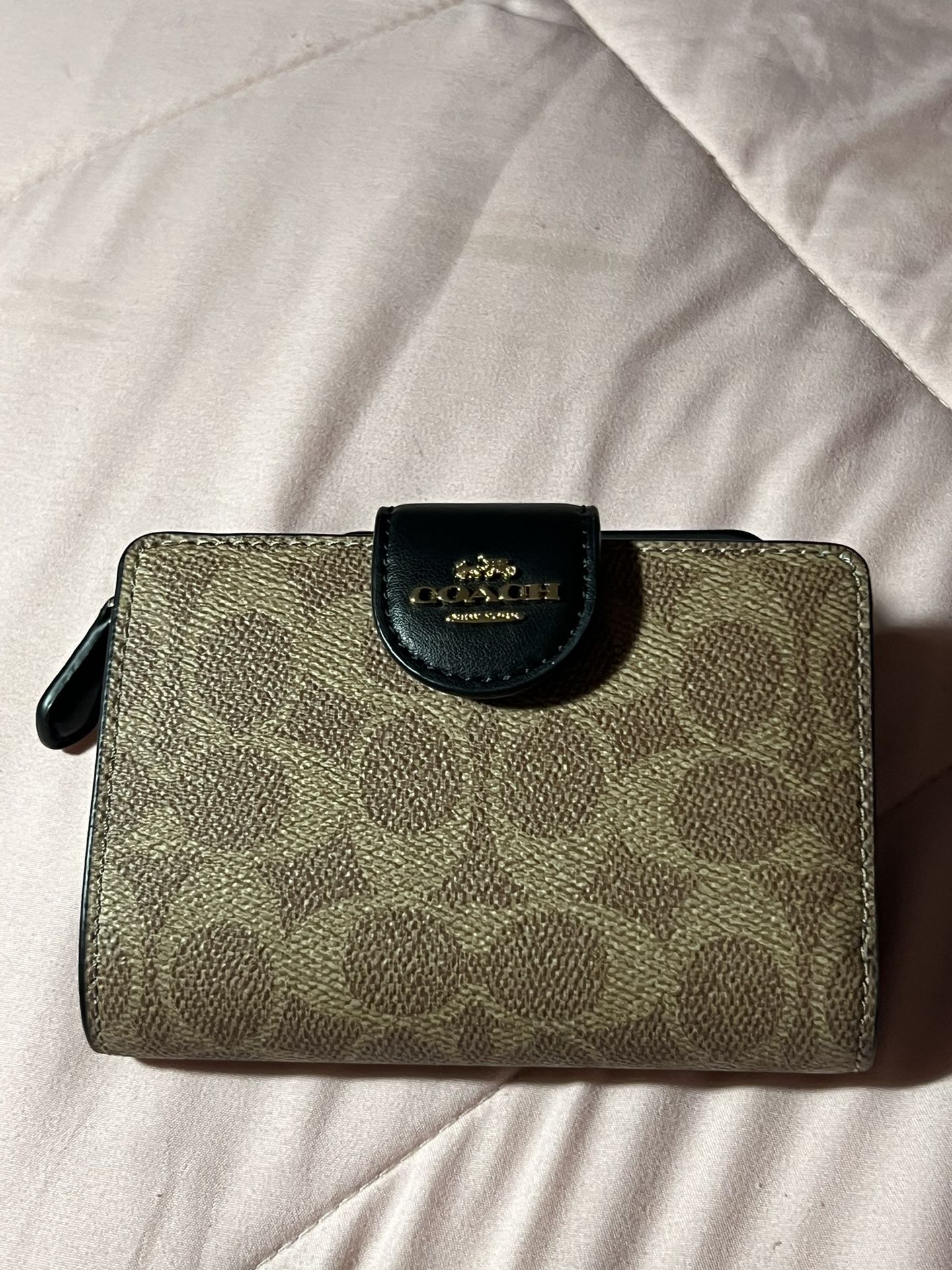 Coach Medium Corner zip Wallet