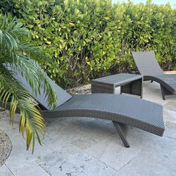Outdoor Lounge Chair with Side Table