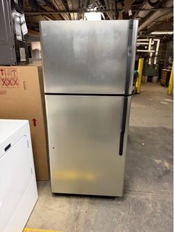 Stainless refrigerator with icemaker