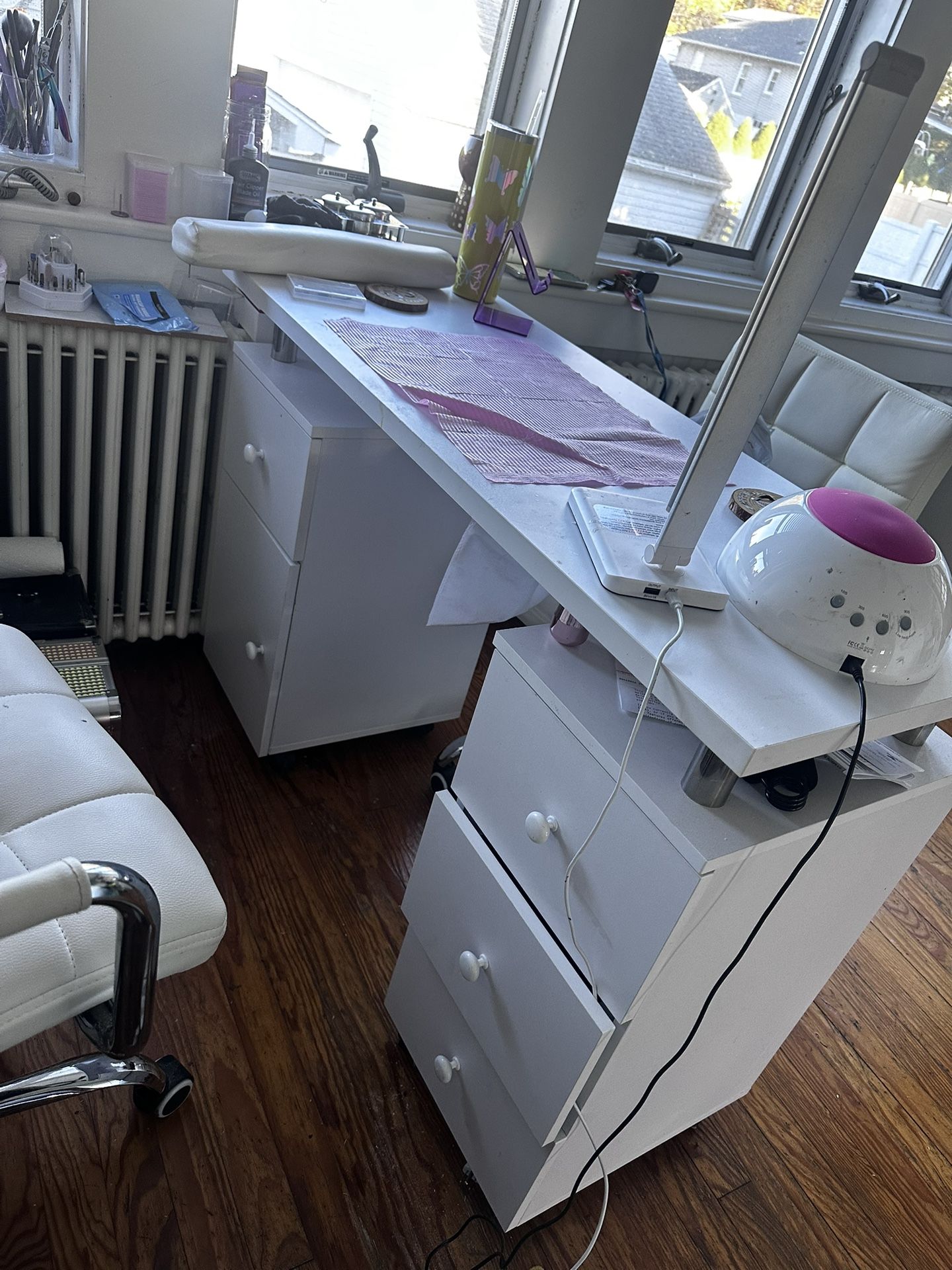 Nail table with two chairs