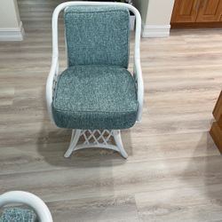 Kitchen / Dining Room Table With 4 Chairs 