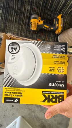 First Alert BRK 10-Year Battery, Battery-operated Ionization Combination Smoke and Carbon Monoxide Detector