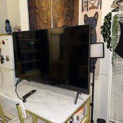 Samsung Smart TV – Excellent Condition – Includes Remote 