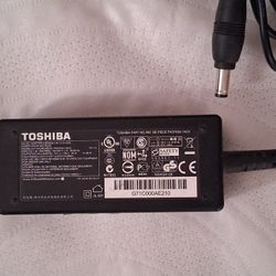 Toshiba 19v 1.58Ah Laptop Power Adapter