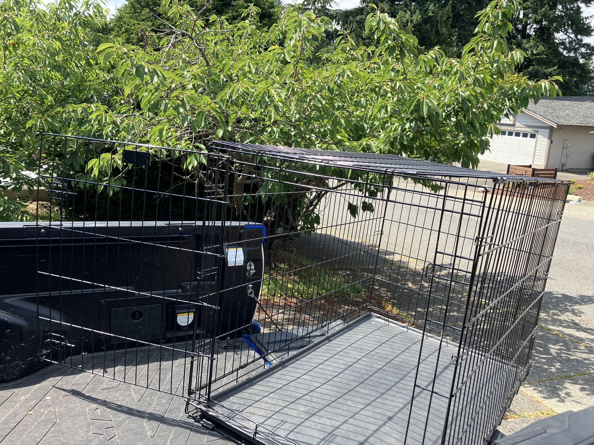 XXL Large Dog Kennel Crate Collapsible Like New 48”L by 30”W by 32” H