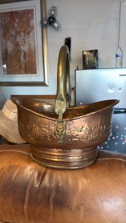 1950s Vintage Copper Coal/Ash Scuttle Bucket With Brass Handle and Lions Head Emblems￼