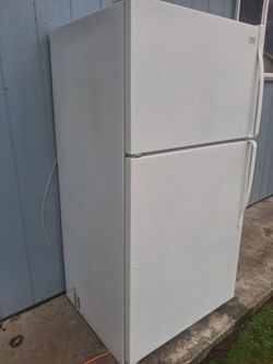 Kenmore Top-Freezer Refrigerator White