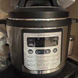 INSIGNIA MULTI-FUNCTION PRESSURE COOKER 8 QT.  NEW (INSTANT POT TYPE)