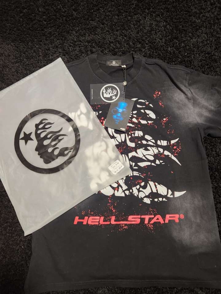 Hellstar t shirt large fits medium