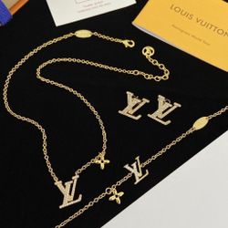 New set comes earrings necklace and bracelet price it’s firm