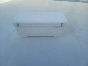 SSI 200 qt boat cooler