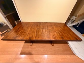 Expandable wood dining room table
