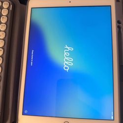 Rose Gold 128gb iPad With Bluetooth Keyboard Case
