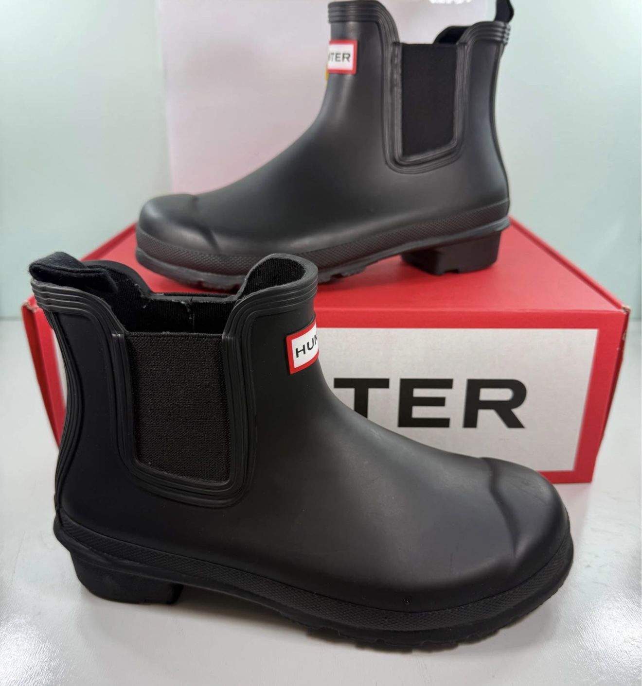 Hunter women’s original Chelsea Ankle Rain boot - size 6