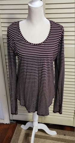 Like New Lululemon Ls Scoop Neck Tee W/ Thumbholes 