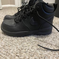 Boys Nike Boots (black) Size 4