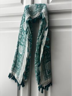Lightweight Tassel Scarf