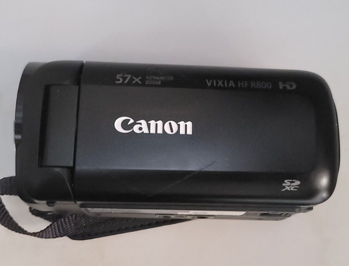 Canon VIXIA HF R800 Camcorder New W/Battery And Charger