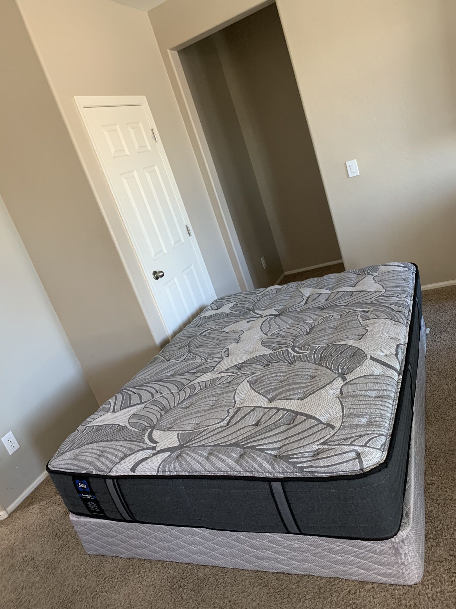 QUEEN SEALY POSTUREPEDIC MATTRESS AND FREE BOX SPRING
