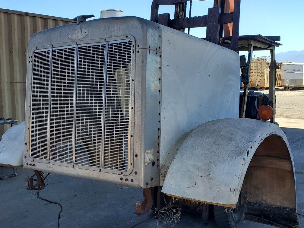 Peterbilt Fiberglass Hood for Sale in Chino, CA OfferUp
