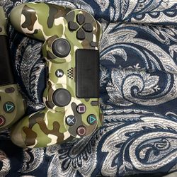 3 PS4 Controllers 