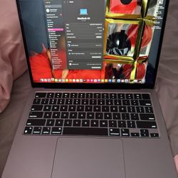 2022 MacBook Air M2 13.6 Inches Gray.