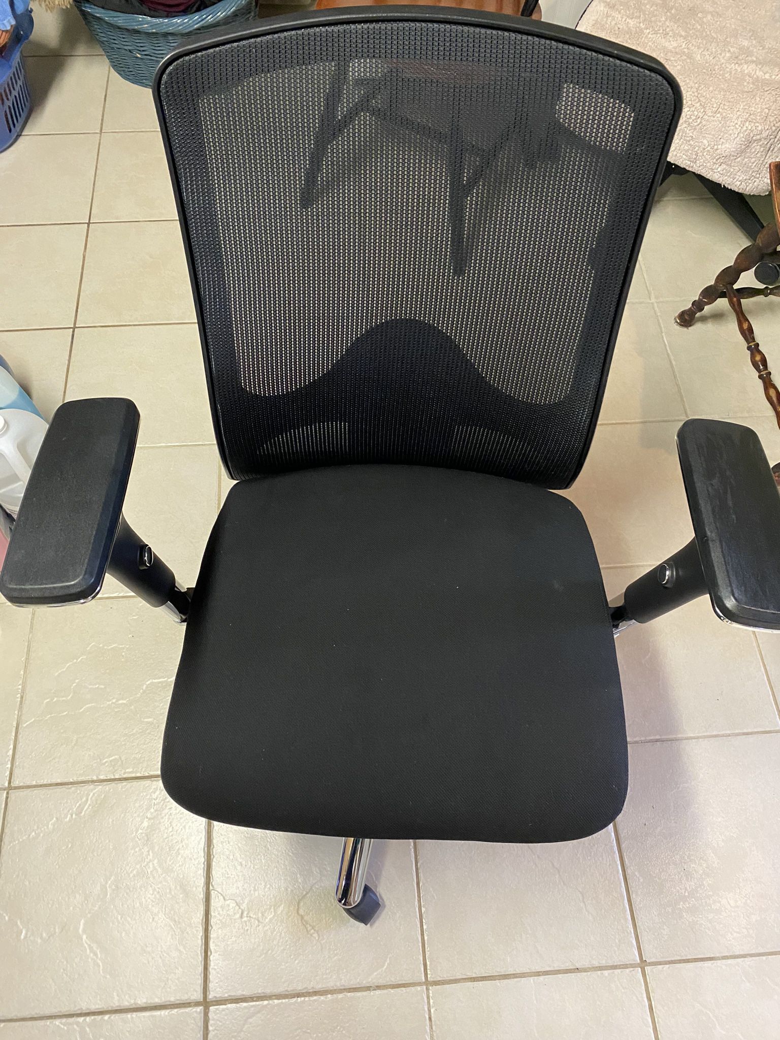 Extra wide, heavy duty office chair