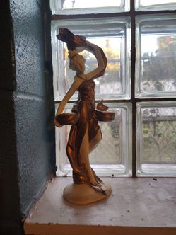 Golden statue. La Nuit
