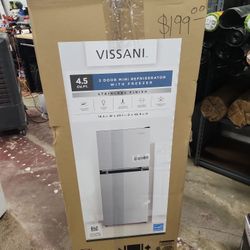 Vissani
4.5 cu. ft. Mini Refrigerator in Stainless Look with Glass Shelves, Top Freezer, and Energy Efficiency