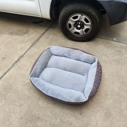 Nice clean dog bed for small to medium sized dogs