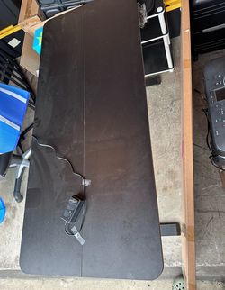 Electric standing desk