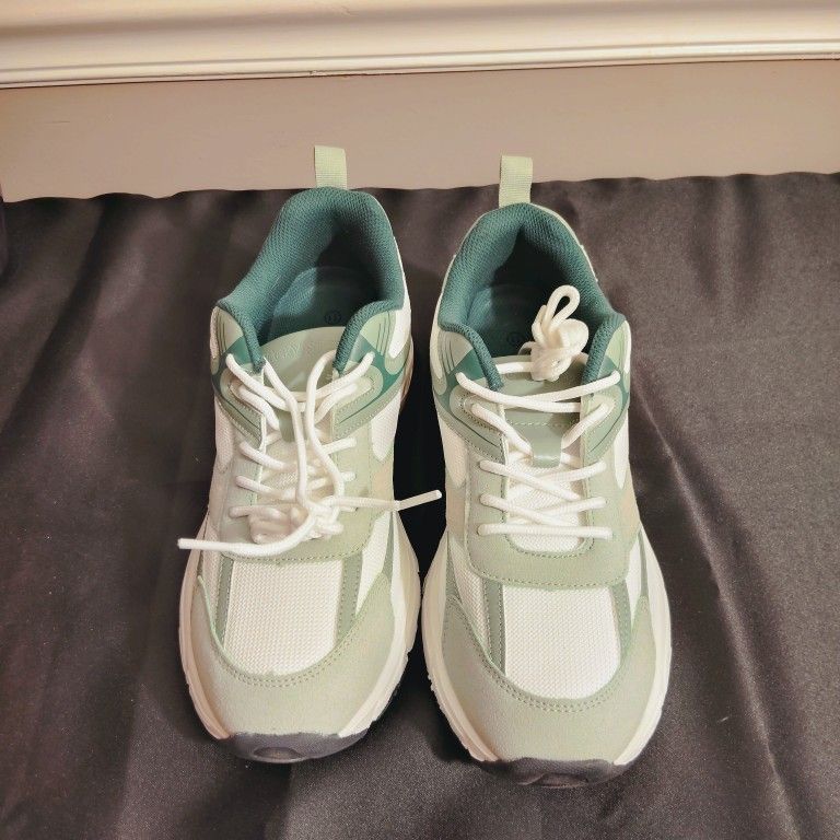 Women's Sneaker Size 11