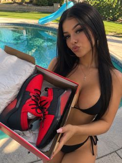 Never worn Pumas 8.5
