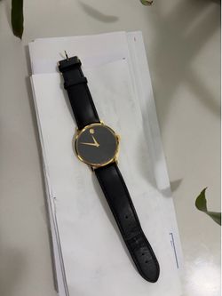 Reloj movado museum dial dorado con correa de cuero negra