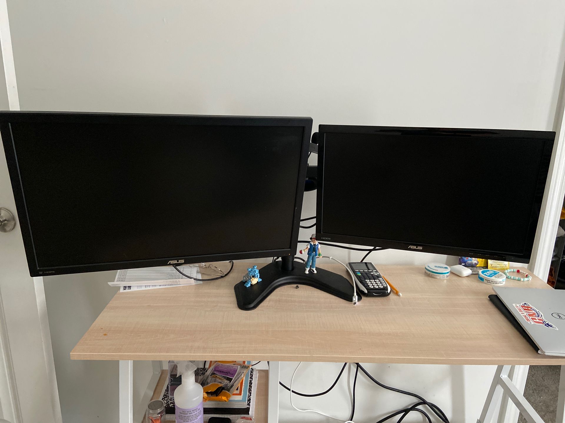 Vivo dual monitor stand with ASUS VS228 1 ms response time 18” monitor. Does not come with monitor on the left.
